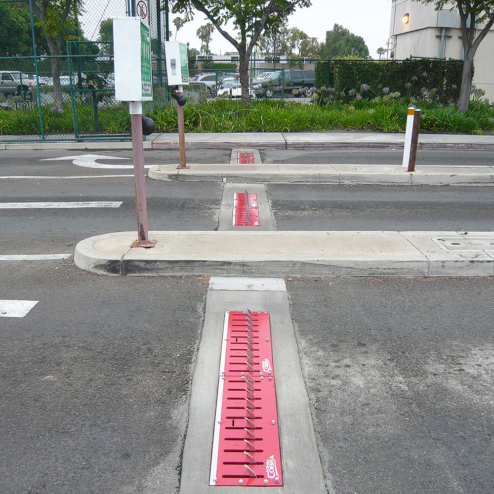 King Cobra In Ground Traffic Spikes